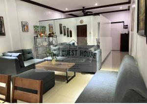 un salon avec un canapé et une maison d'hôtes dans l'établissement The Guest House, à Lucena