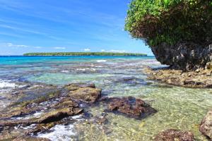 uma vista para uma praia com rochas e o oceano em Nawori Sea View Bungalows N tours Packages em Wortatcha