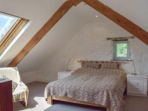 1 dormitorio con cama y ventana en Lordship Farmhouse, en Saint Lawrence