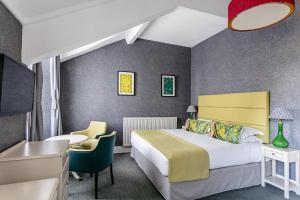 una camera d'albergo con letto e scrivania di Craig Manor a Bowness-on-Windermere