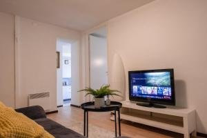 uma sala de estar com uma televisão de ecrã plano sobre uma mesa em [Lake 5* Gandria] - Antico Approdo em Lugano