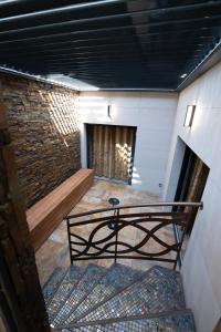 Cette chambre est dotée d'un escalier et d'un mur en briques. dans l'établissement CARACALLA PRIVE - Chambres d'hôtes avec Piscine, Jaccuzi et Hammam privatifs, à Saint-Étienne