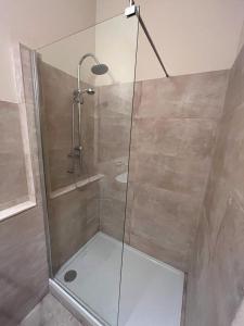 eine Dusche mit Glastür im Bad in der Unterkunft La magia del mare in Sardegna (I.U.N. Q5901) in Iglesias