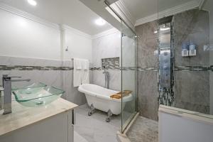 Bathroom sa Hospitality Expert E22 Beach front Pool & Chef