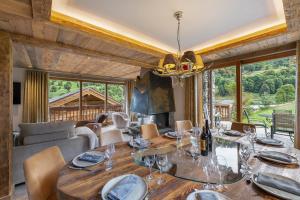 Khu vực ghế ngồi tại Le Cheval Blanc Luxe, skis aux pieds, jacuzzi, hammam, salle de cinéma