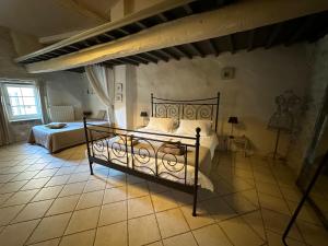 1 dormitorio con 1 cama en una habitación en Le Mas du Père Jean, en Roche-Saint-Secret