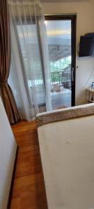Syakirah Guest House Syariah في بوكيتينجى: غرفة مطلة على غرفة مع شرفة