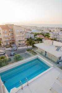 een zwembad op het dak van een gebouw met uitzicht bij EDEL Suite in Chania