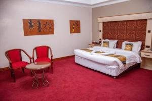 Postel nebo postele na pokoji v ubytování The Luke Hotel Cravers Thika