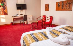 Postel nebo postele na pokoji v ubytování The Luke Hotel Cravers Thika