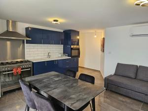 Dapur atau dapur kecil di Apartment with view on Dead Sea