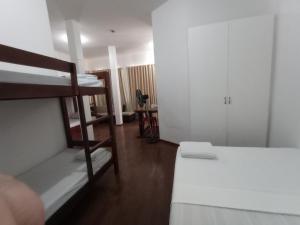 ドゥマゲテにあるCitywalk Hotelの二段ベッド2台とベッド1台が備わる客室です。