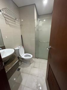 Ένα μπάνιο στο EJ's Staycation 4th F with 200mbps Wi-Fi and NETFLIX +1 φωτογραφίες