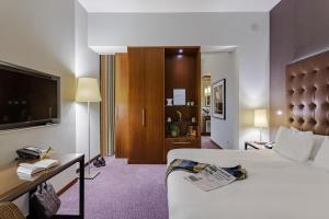 pokój hotelowy z łóżkiem i telewizorem w obiekcie Crowne Plaza Amsterdam - South, an IHG Hotel w Amsterdamie