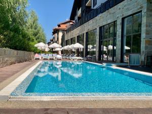 Bazén v ubytování Ground floor 2-bedrooms, 2-bathrooms apartment near Bansko in a complex with pools and SPA included nebo v jeho okolí