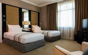 Postel nebo postele na pokoji v ubytování The Ritz-Carlton, Kuala Lumpur