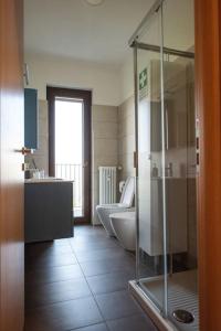 Koupelna v ubytování Wolf Apartment - Apartment in Langhe