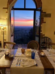 una sala da pranzo con tavolo e vista di Villa Schiatti a Cortona