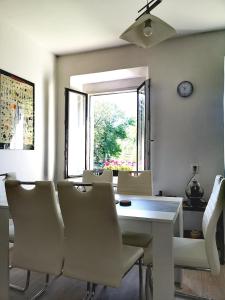 ein Esszimmer mit einem Tisch, Stühlen und einem Fenster in der Unterkunft Relax v Jizerkách in Nové Město pod Smrkem