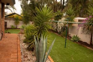 Vrt pred nastanitvijo Spacious 3BR house with a cosy log fire & luxury spa bath