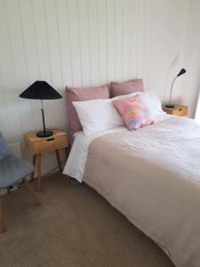 A bed or beds in a room at Foster - Nature Retreat - Nippards Nature Cottage