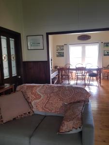 un soggiorno con divano e una sala da pranzo di Foster - Nature Retreat - Nippards Nature Cottage 