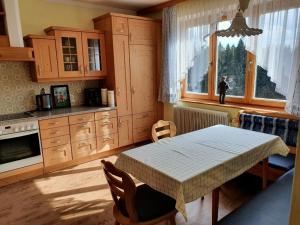 Kuchyň nebo kuchyňský kout v ubytování Holiday Home in Altmelon near Weinsberg Forest