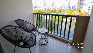 Balcon ou terrasse dans l'établissement RARE Holiday Homes - Live in style - Near Golf Club - Canal View - The links canal - R304