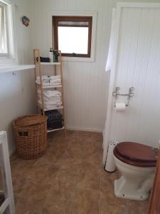 un bagno con wc e finestra di Foster - Nature Retreat - Nippards Nature Cottage a Boolarong Altre 22 foto