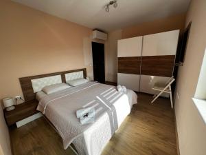 1 dormitorio con 1 cama grande y suelo de madera en Breathtaking sea view apartment, en Varna