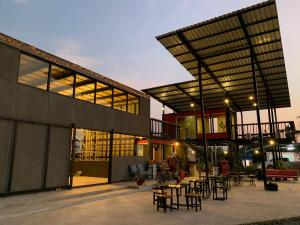 Ban Si Ngamにあるinnbox Chiangmai Hotelのパティオ(テーブル、椅子付)