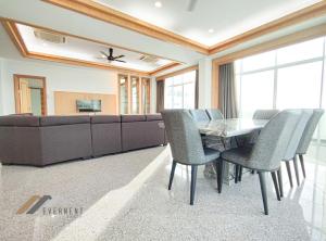 Posezení v ubytování Bay Resort Penthouse by Evernent