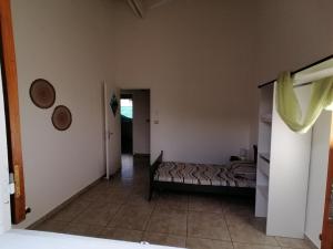 ein Schlafzimmer mit einem Bett in einem Zimmer in der Unterkunft La villa karukera in Sainte-Rose
