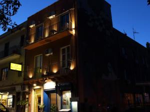 un edificio con luces en el lateral. en Innpiero, en Taormina