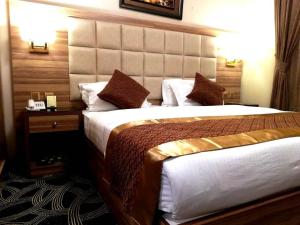 吉達的住宿－羅山艾爾阿扎酒店，酒店客房设有两张床和床头板