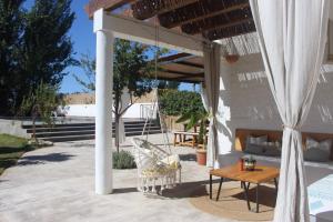 un patio con altalena, tavolo e sedie di Cortijo Casita Maray a Dúrcal