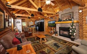 セバービルにあるDancing Bearの暖炉付きのリビングルーム(ログキャビン内) +18枚の写真
