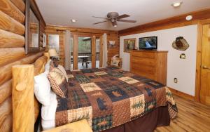 セバービルにあるDancing Bearのベッドと天井扇風機のある寝室