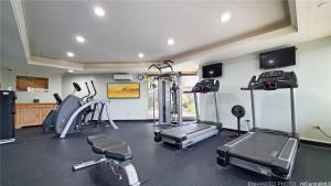 een fitnessruimte met diverse loopbanden en cardio-apparatuur bij 21st Floor Renovated Studio with 2 Queen Beds in Honolulu