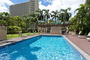 een zwembad met een prieel naast een gebouw bij 21st Floor Renovated Studio with 2 Queen Beds in Honolulu