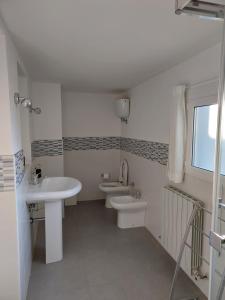 マジョーネにあるLa Dimora sul Trasimenoのバスルーム(洗面台、トイレ、シンク付)