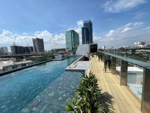 une piscine sur le toit d'un bâtiment dans l'établissement De Botan Bangna, à Bangkok