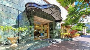 un edificio con una scala che conduce in un negozio di 21st Floor Renovated Studio with 2 Queen Beds a Honolulu