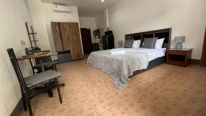 Postel nebo postele na pokoji v ubytování Victoria Tambon Karon