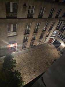 a view of a building at night at Appartement 50 m2 in Paris