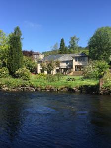 una casa a orillas de un río en Riverside House, en Callander