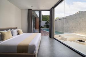 1 dormitorio con cama y piscina en Alex Villas Complex N2, en Canggu 32 fotos más