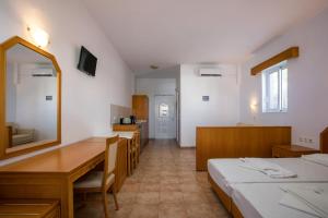 A television and/or entertainment centre at Lambis Studios & Apartments