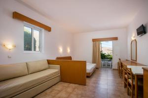 A television and/or entertainment centre at Lambis Studios & Apartments