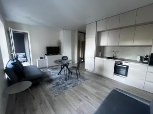 sala de estar con mesa y cocina en Apartments in the center, en Kaunas